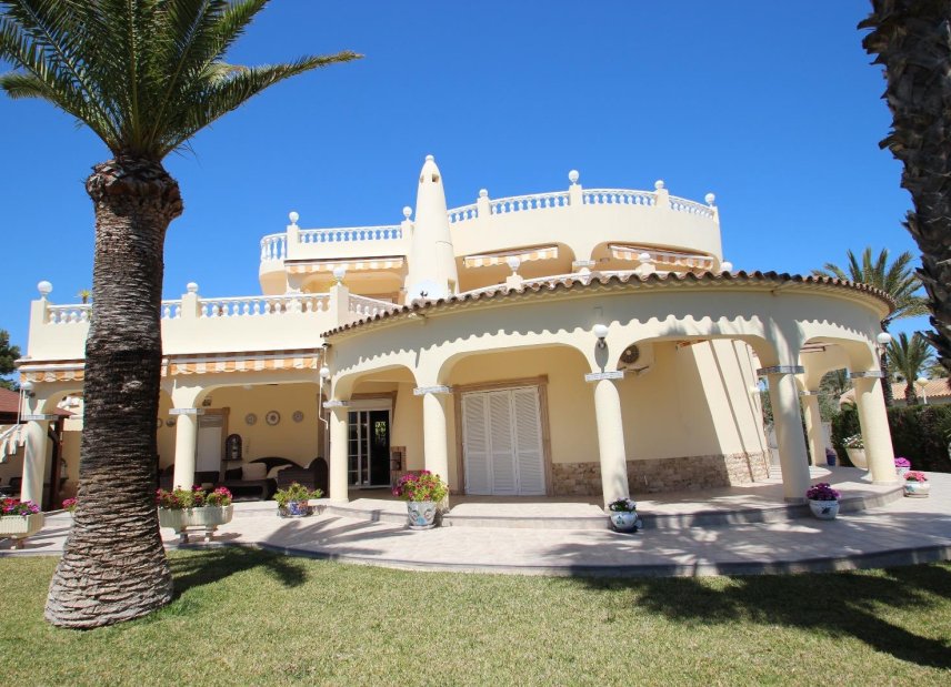 Resale - Villa - Torrevieia - Punta Prima