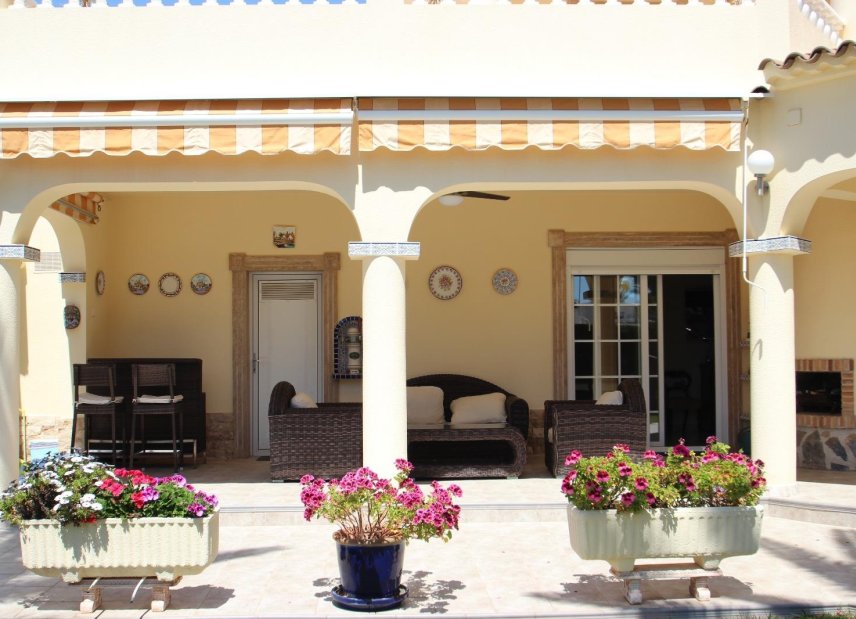 Resale - Villa - Torrevieia - Punta Prima