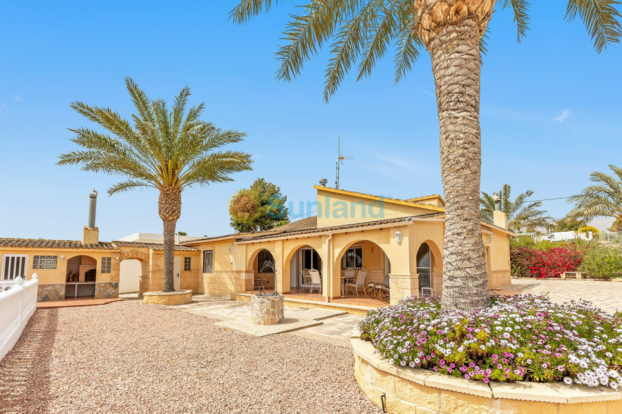 Resale - Villa - Albatera