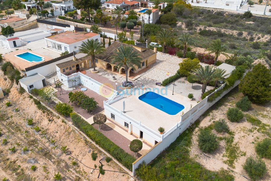 Resale - Villa - Albatera