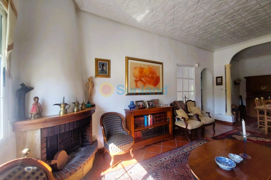 Resale - M - La Marina