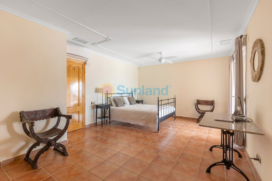 Resale - Villa - Albatera