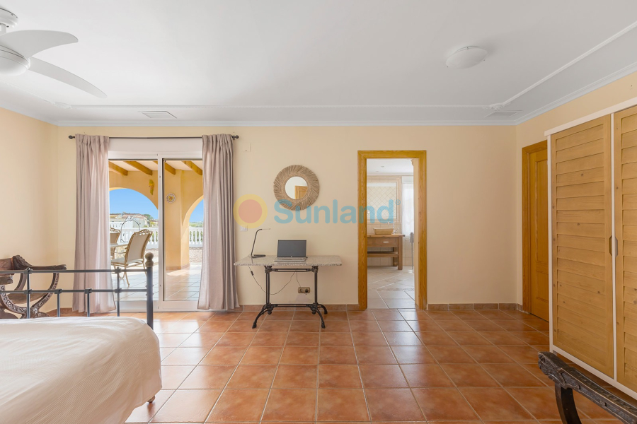 Resale - Villa - Albatera