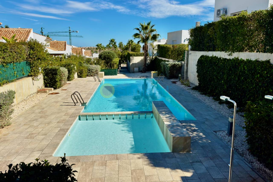 Resale - Villa - La Finca Golf