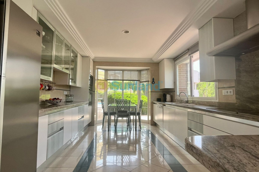 Resale - Villa - Benidorm