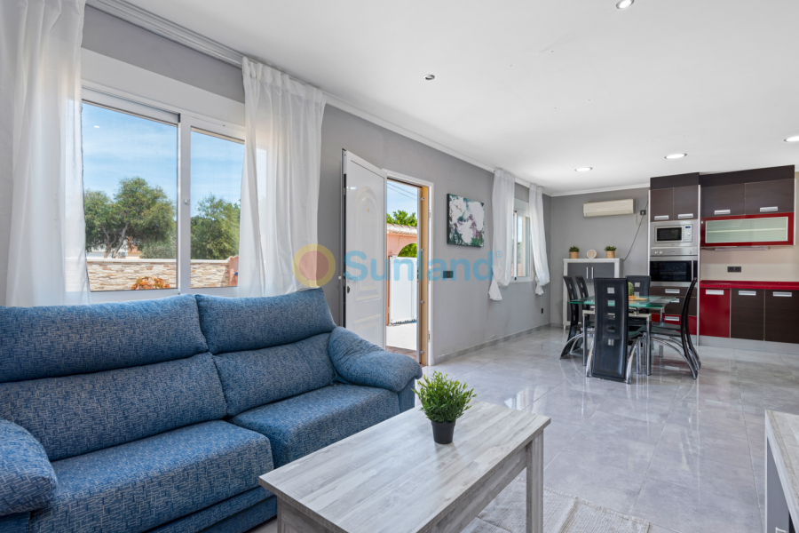 Resale - Villa - Torrevieja