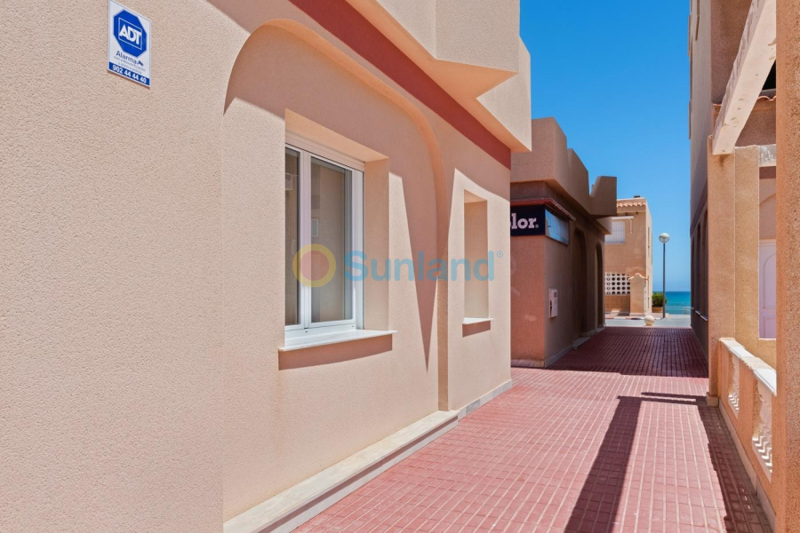 Resale - Apartment - La Manga del Mar Menor - 