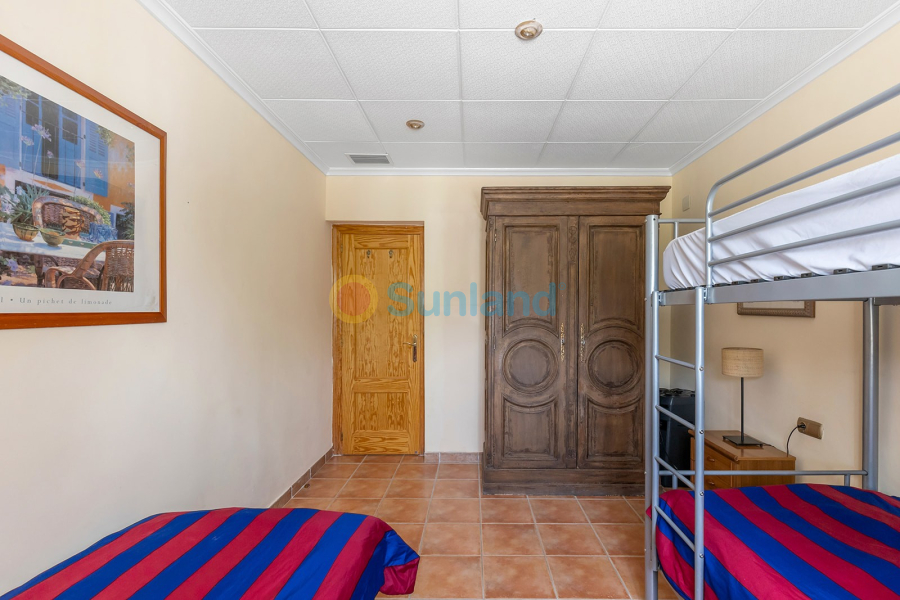 Resale - Villa - Albatera