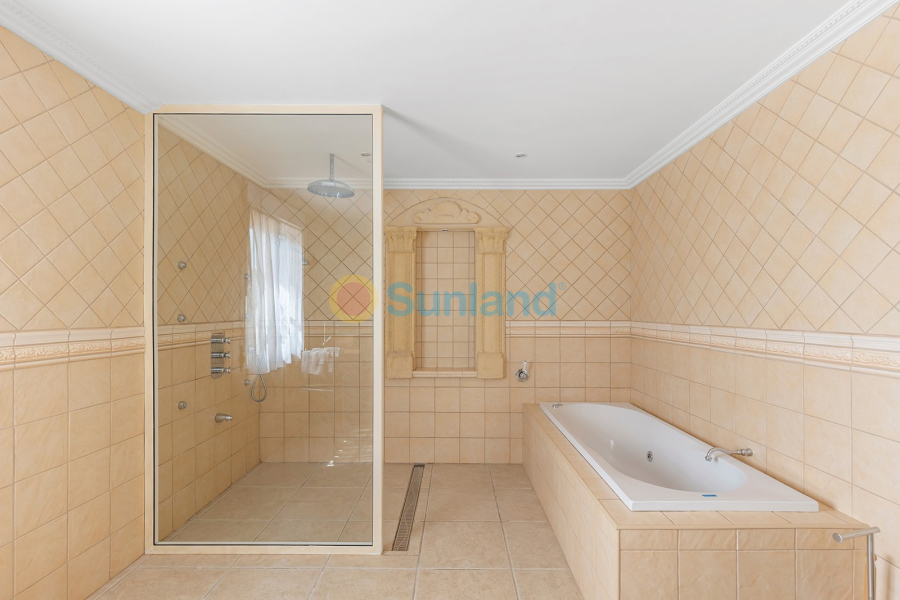 Resale - Villa - Albatera