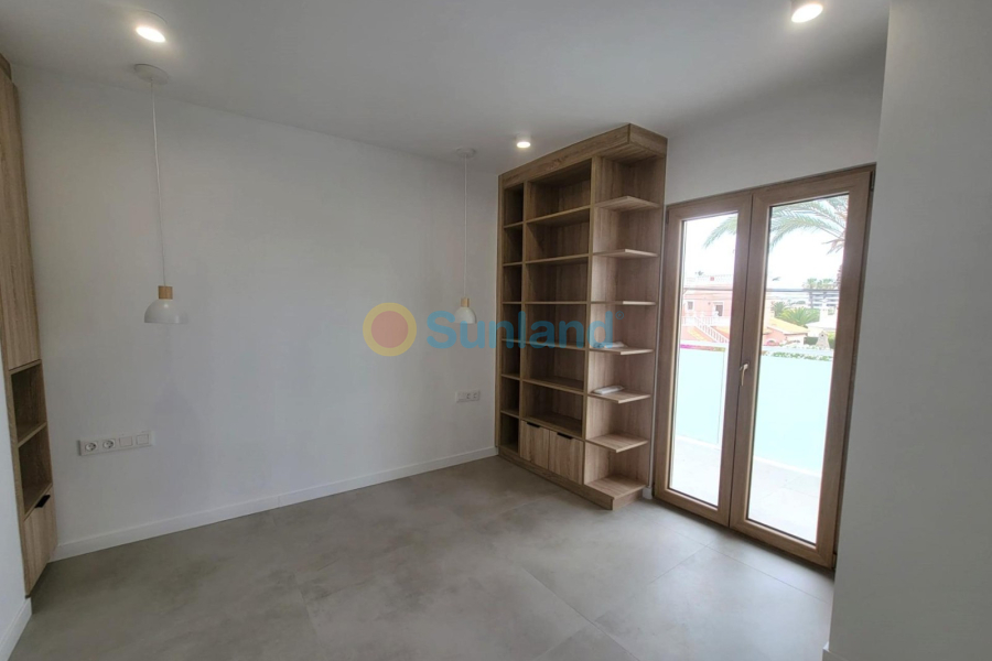 Resale - Villa - Orihuela Costa - 