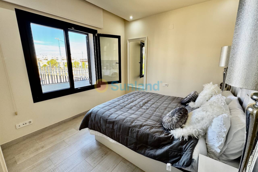 Resale - Villa - La Finca Golf