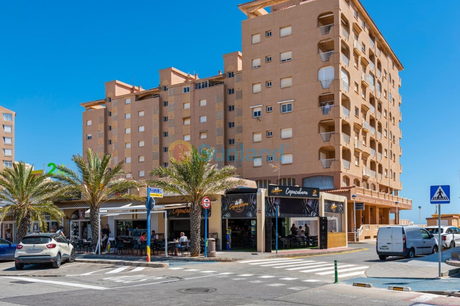 Resale - Apartment - La Manga del Mar Menor - 