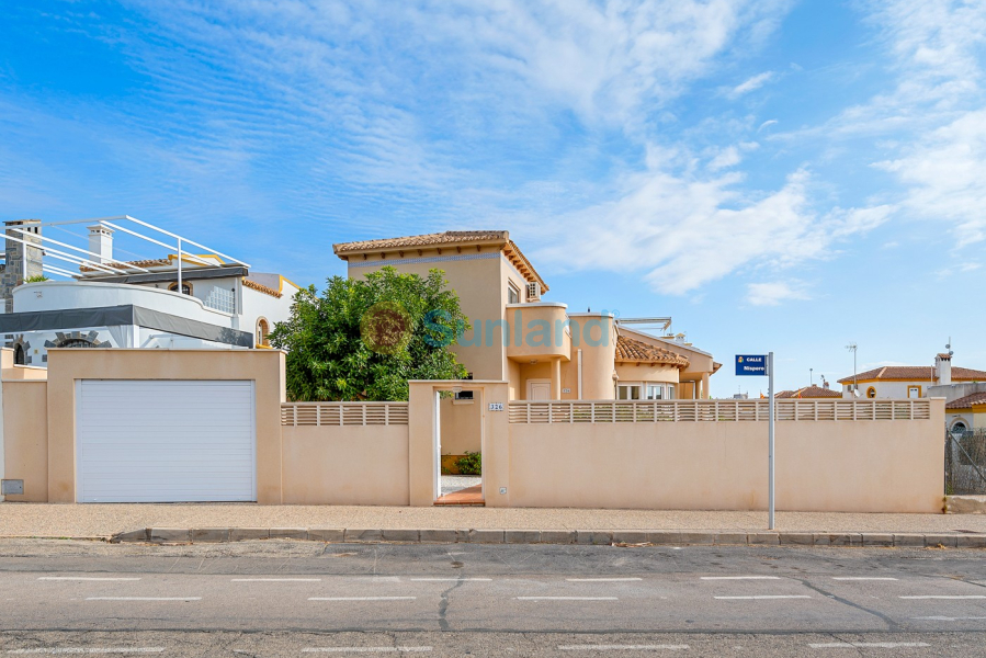 Resale - Villa - Orihuela Costa - Los Dolses