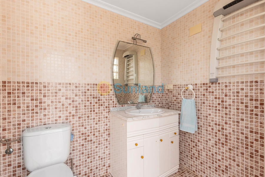 Resale - Villa - Albatera