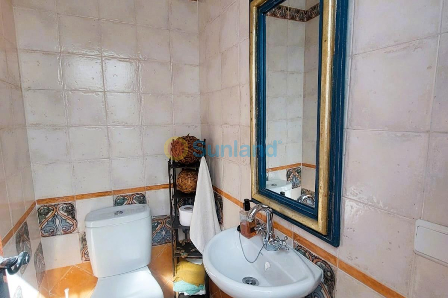 Resale - M - La Marina