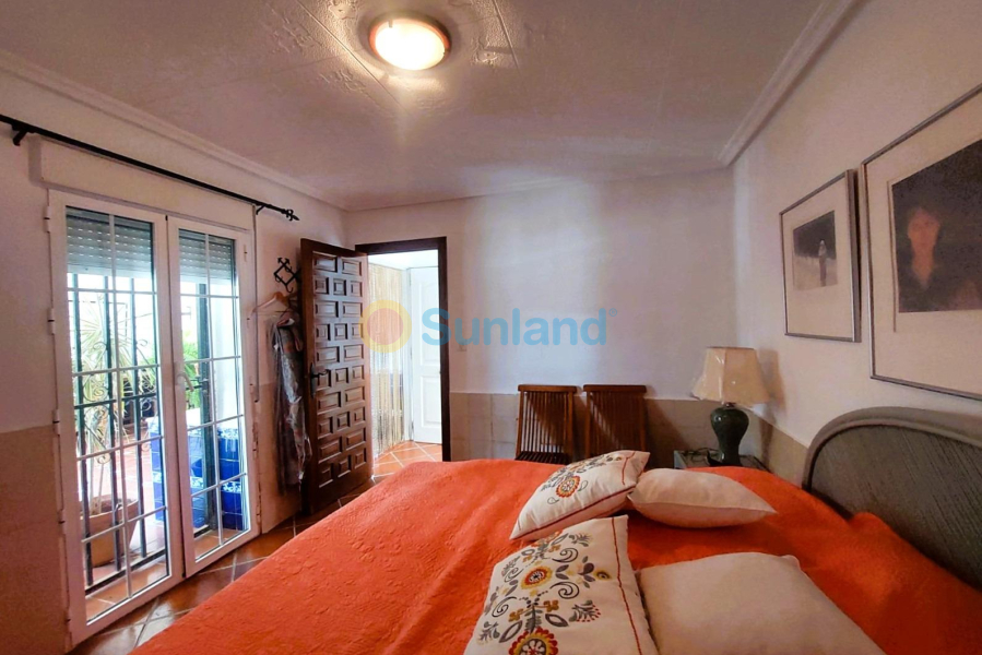 Resale - M - La Marina