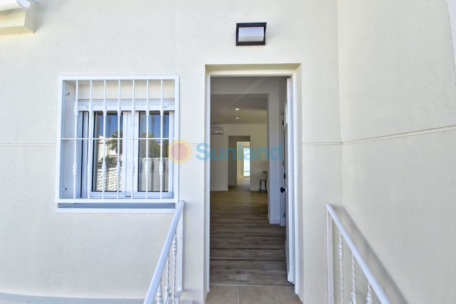 Resale - Villa - Torrevieja - La Siesta