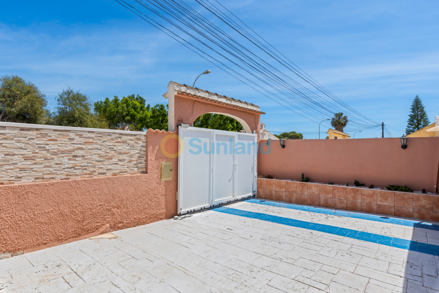 Resale - Villa - Torrevieja