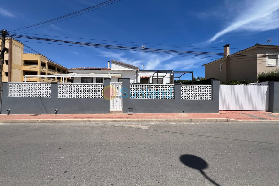 Resale - Villa - Torrevieja - 