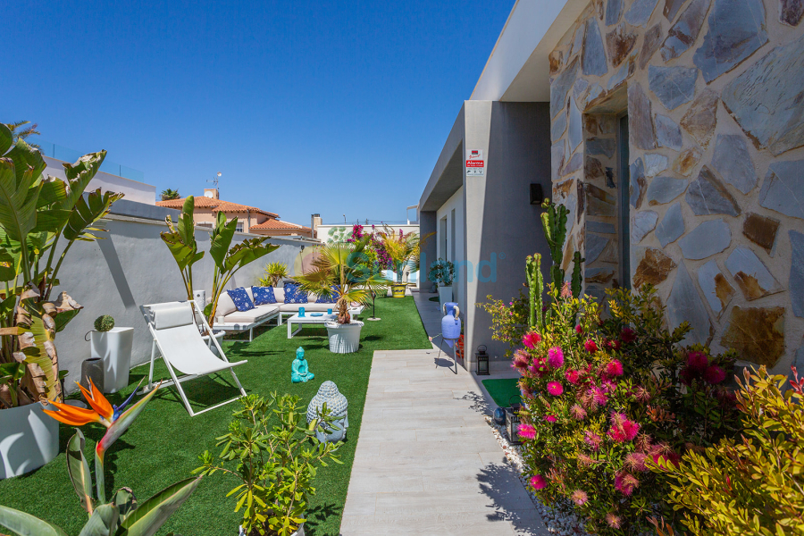 Resale - Villa - Torrevieja - La Siesta