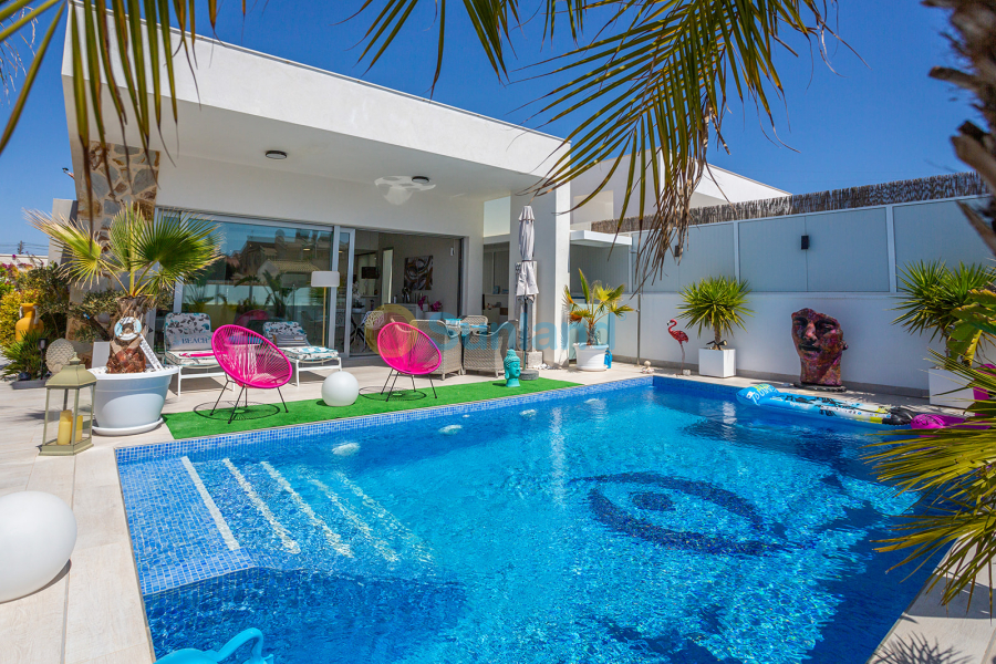 Resale - Villa - Torrevieja - La Siesta