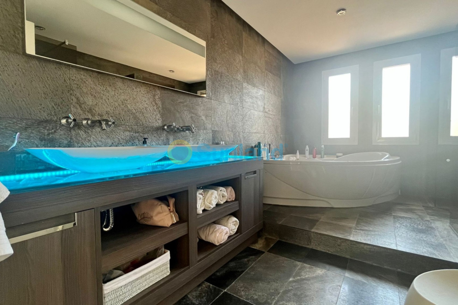 Resale - Villa - Benidorm