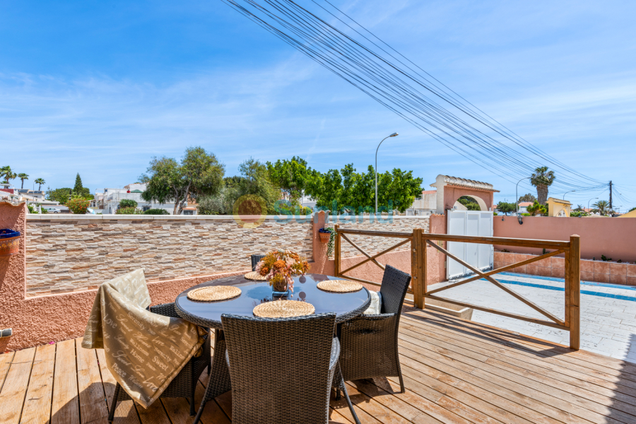 Resale - Villa - Torrevieja