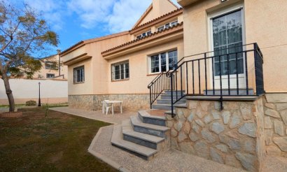 Resale - Villa - Mil Palmeras - 