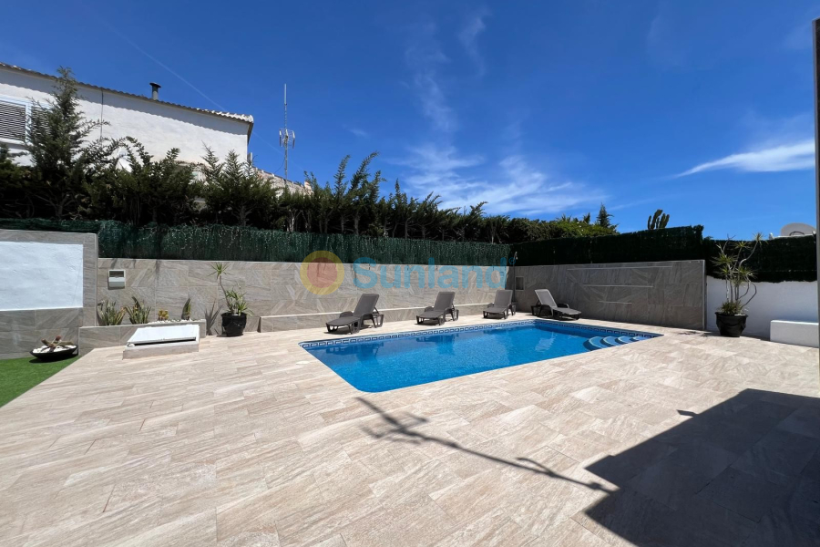 Resale - Villa - Torrevieja - 