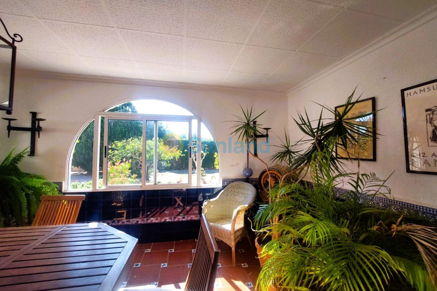 Resale - M - La Marina