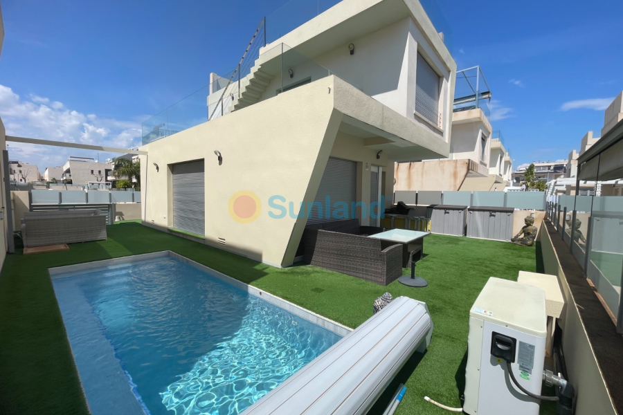 Resale - Villa - Orihuela Costa - 