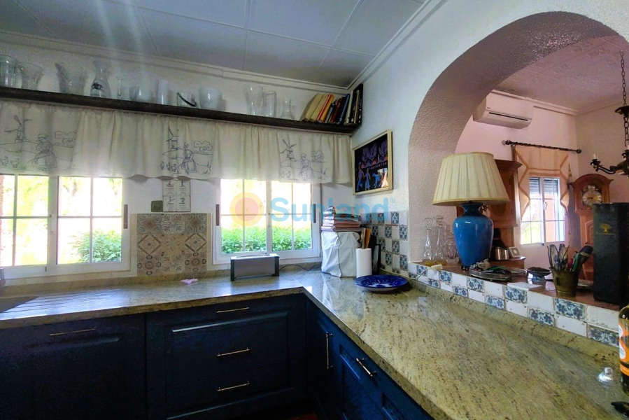 Resale - M - La Marina