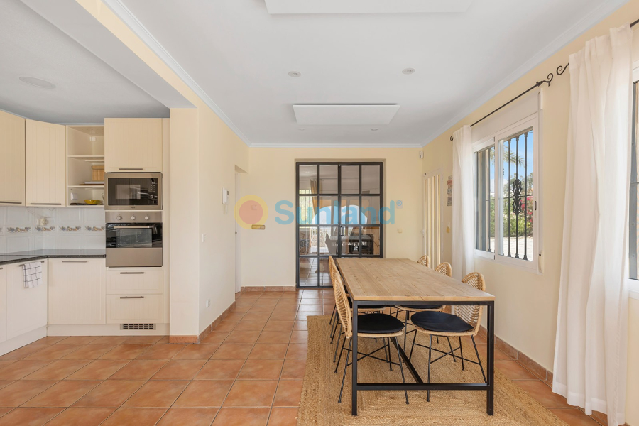 Resale - Villa - Albatera