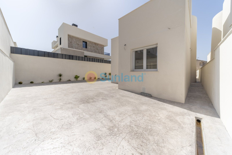 Resale - Villa - Torrevieja - Aguas Nuevas
