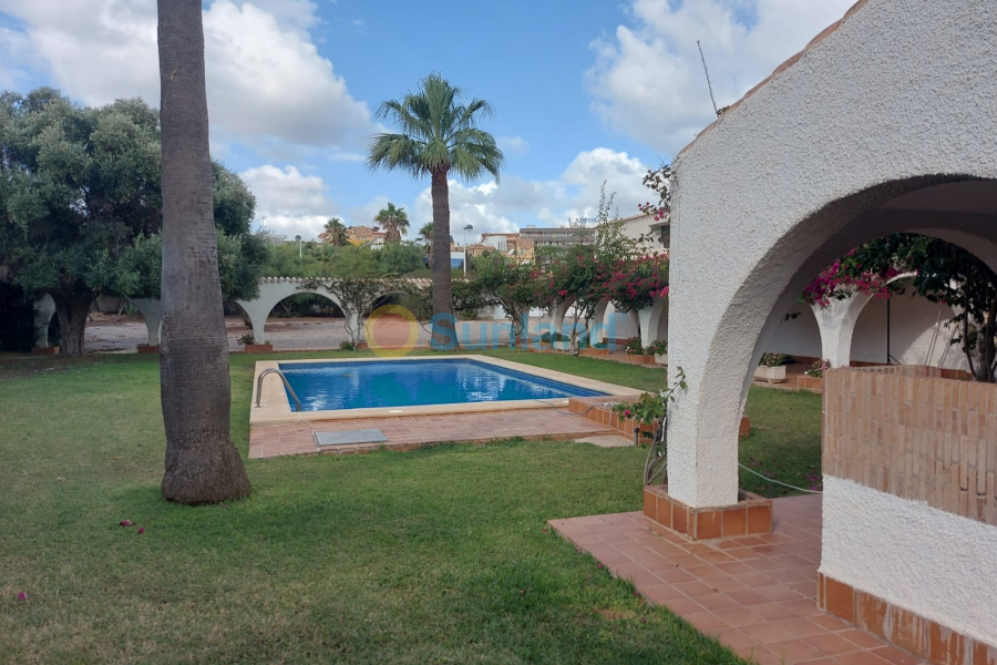 Resale - Villa - La Manga del Mar Menor - 