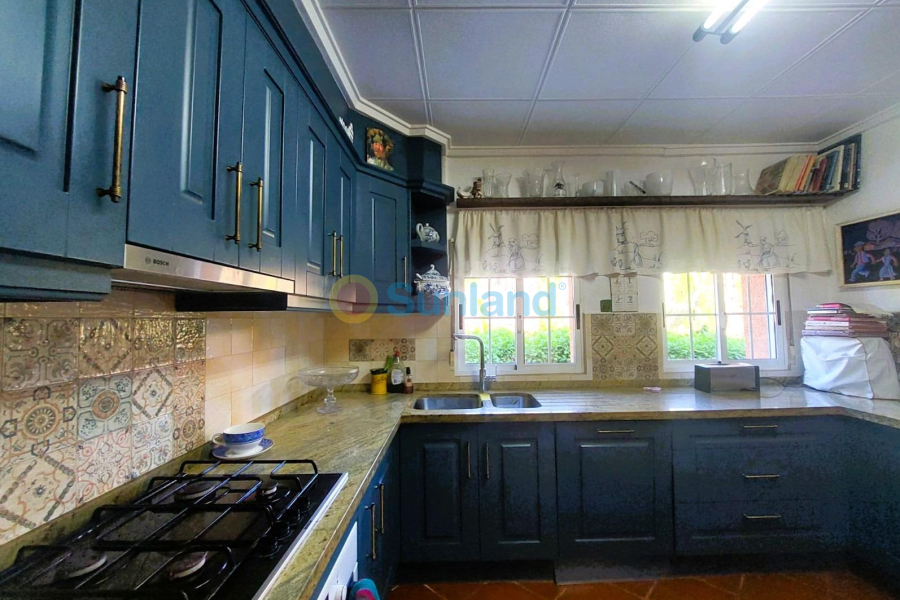 Resale - M - La Marina