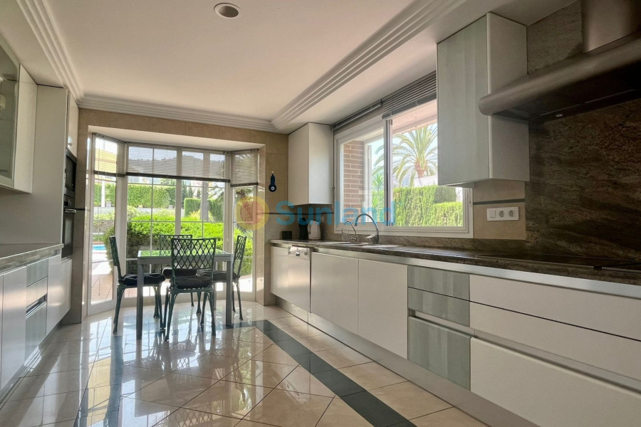 Resale - Villa - Benidorm