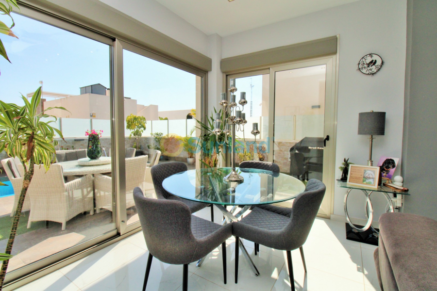 Resale - Villa - Villamartin