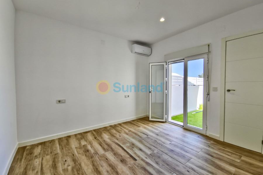 Resale - Villa - Torrevieja - La Siesta