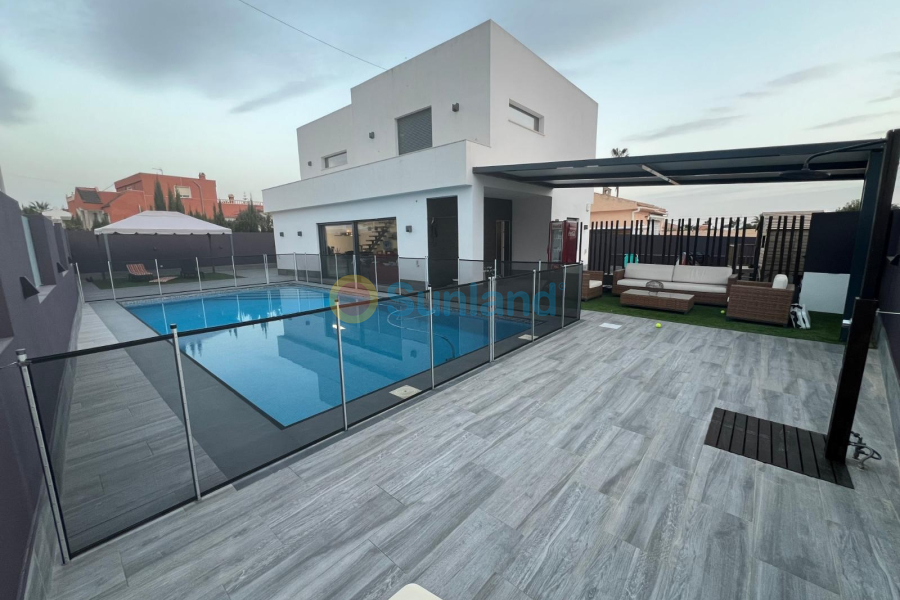 Resale - Villa - Torrevieja - 