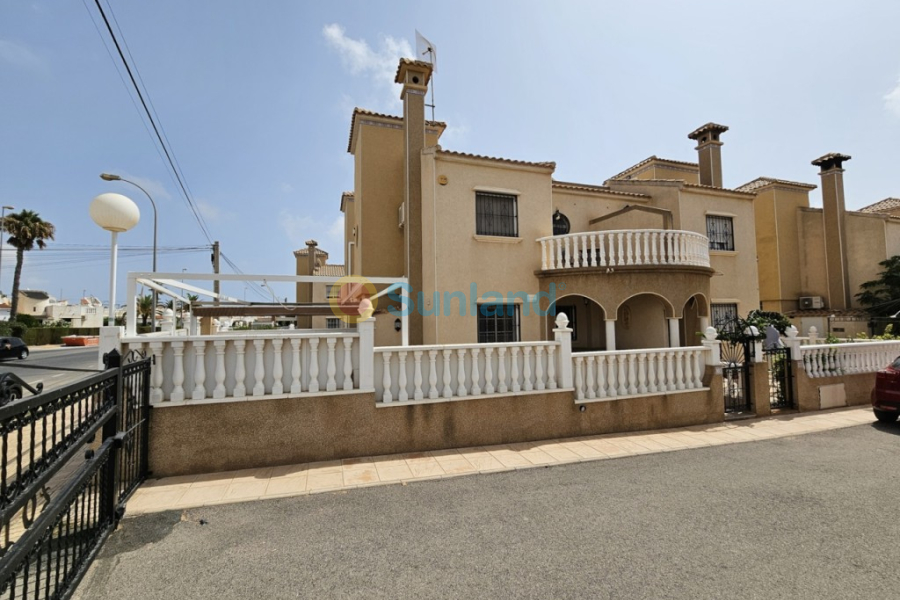 Resale - Villa - Orihuela Costa