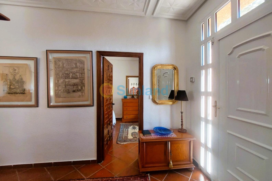 Resale - M - La Marina