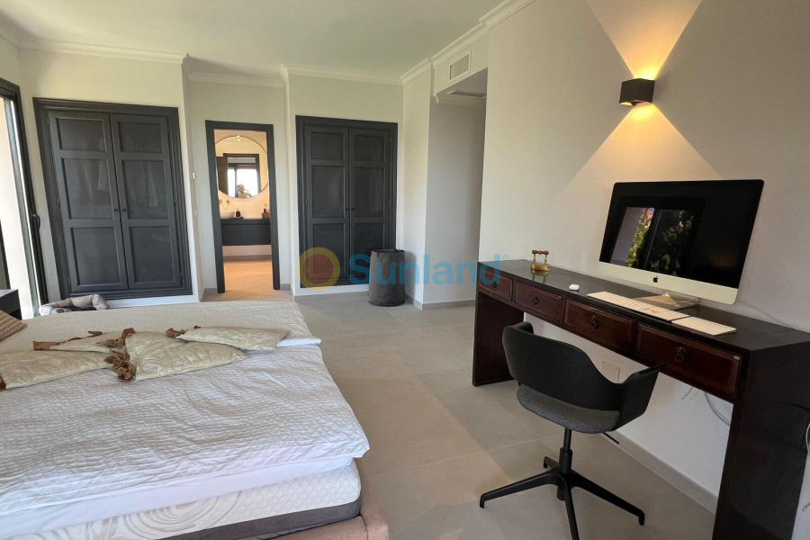 Resale - Apartment - Benahavis - La Quinta