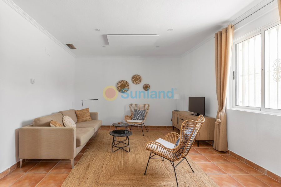 Resale - Villa - Albatera