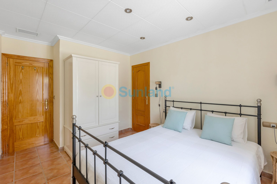 Resale - Villa - Albatera