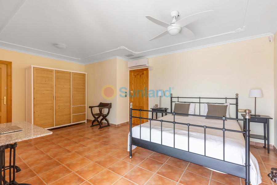 Resale - Villa - Albatera