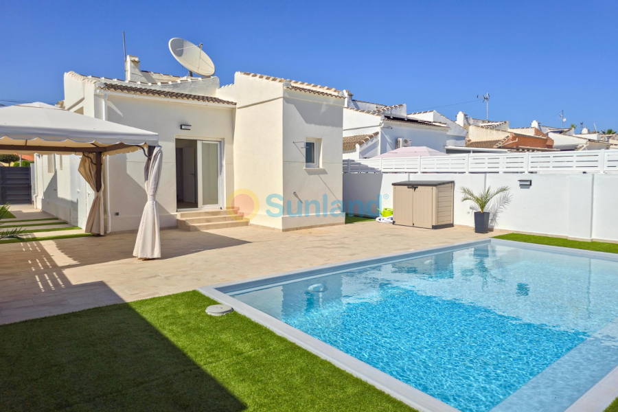 Resale - Villa - Torrevieja - La Siesta