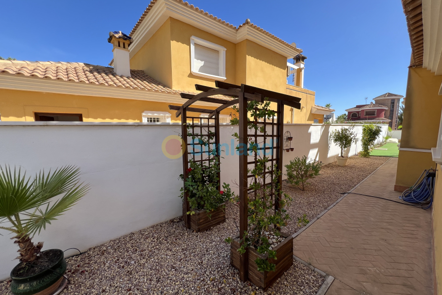 Resale - Villa - Orihuela Costa - La Zenia