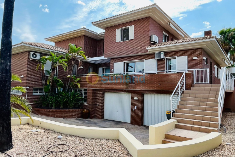 Resale - Villa - Benidorm