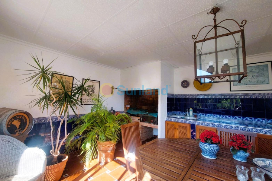 Resale - M - La Marina